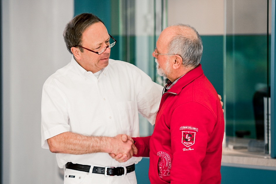 Arzt begrüßt Patient mit Handschlag
