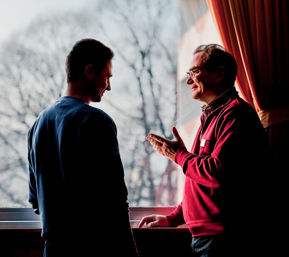 KH11Q-482a_MG_7222 Psychologe im Gespräch mit Patient am Fenster