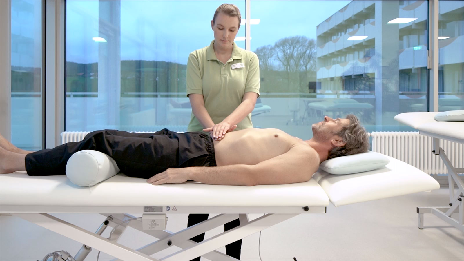 video_08 Patient auf Liege bekommt Physiotherapie Behandlung