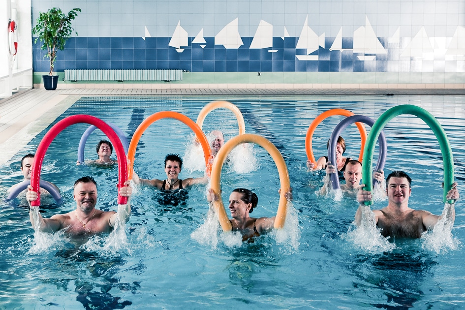 Mehrere Patienten bei der Wassergymnastik