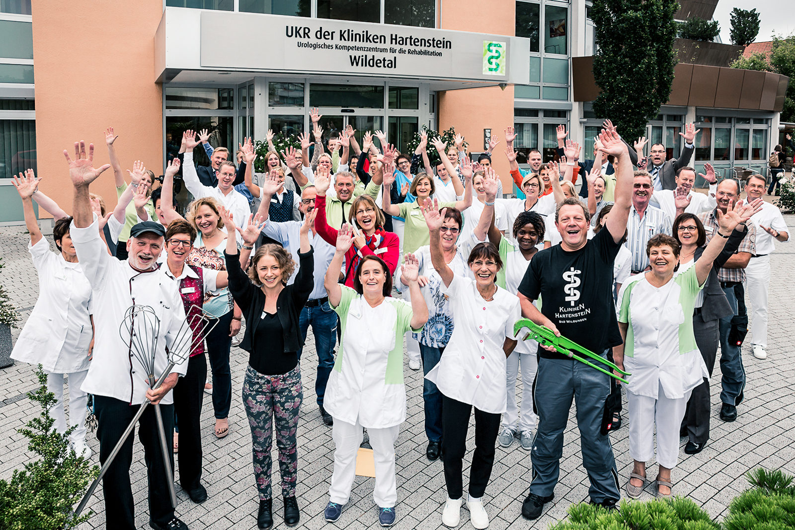 Gruppenfoto aller Mitarbeiter vor dem Klinikeingang Wildetal, Karriere