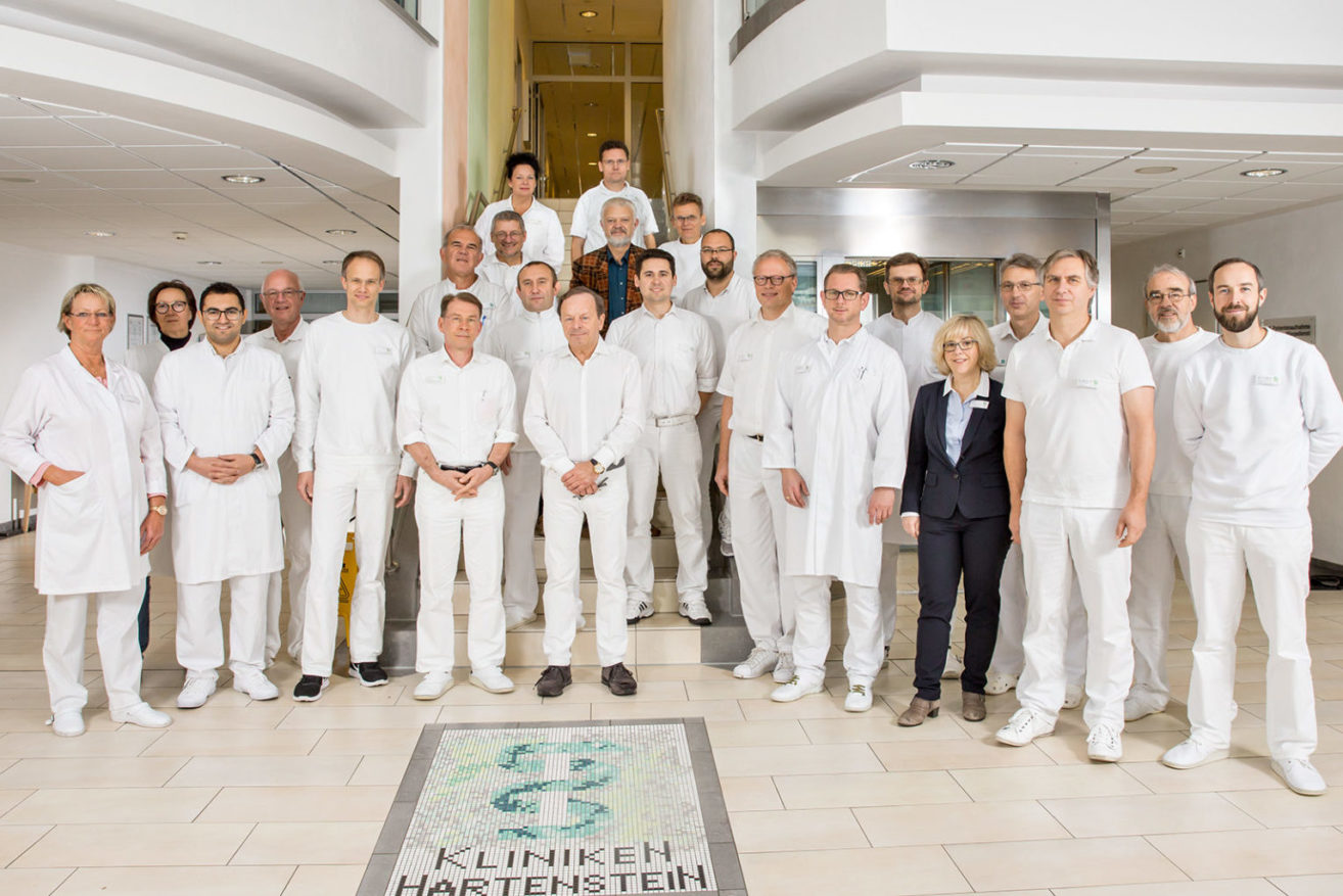 KH17W_CL_4253 Gruppenbild aller Ärzte im Foyer Klinik Wildetal