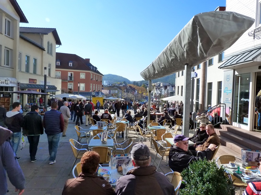 Kürbisfest_verkaufsoffen_Menschen_Altstadt_Sagui_Web